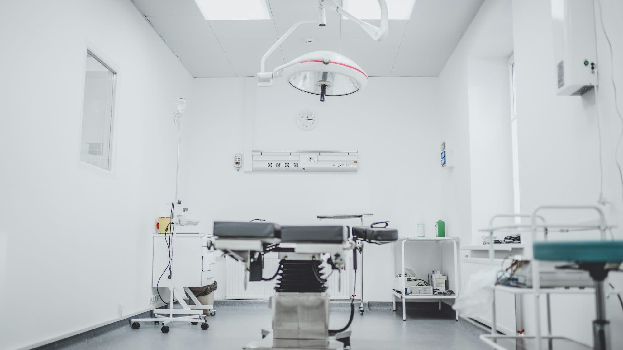 Sala clínica luminosa con equipamiento sanitario