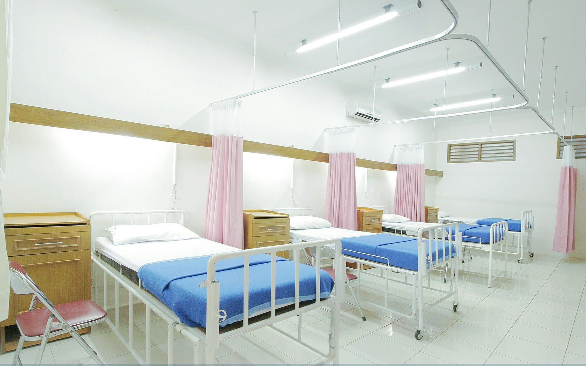 Sala de hospital limpia y ordenada